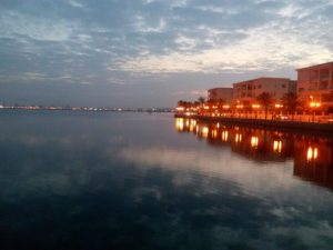 Tuniszi-tó a város esti fényeivel