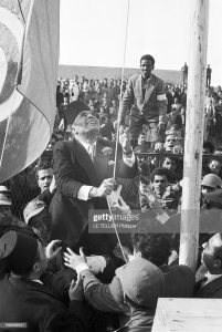 Habib Bourguiba, Tunézia első miniszterelnöke felvonja Tunézia zászlaját (1956)